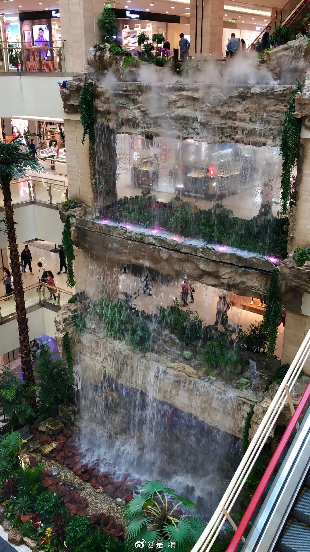 沿着地铁线逛商场，我吹了一天空调~