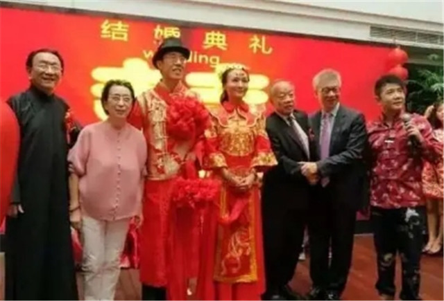 著名主持人嫁到美国遭虐待,央视女主持人嫁美国遭家暴