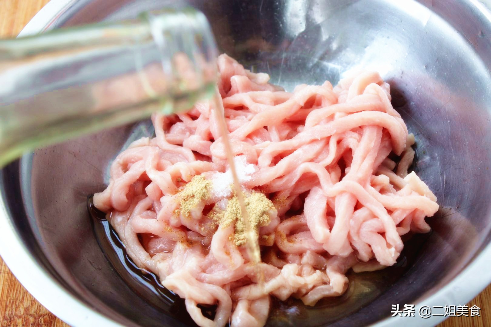 无论炒什么肉丝,都别直接下锅炒!多做这2步,肉丝嫩滑不粘锅