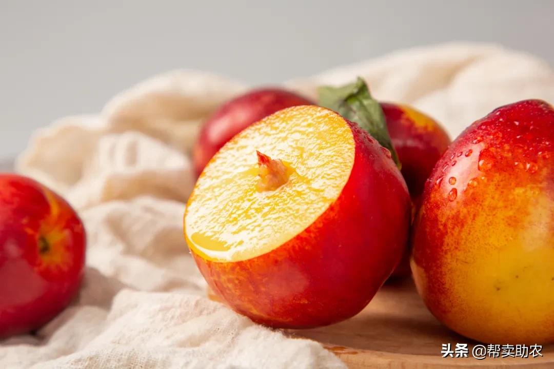 油桃脆甜多汁爽口,一口下去黄桃果肉绵密清爽冰沙