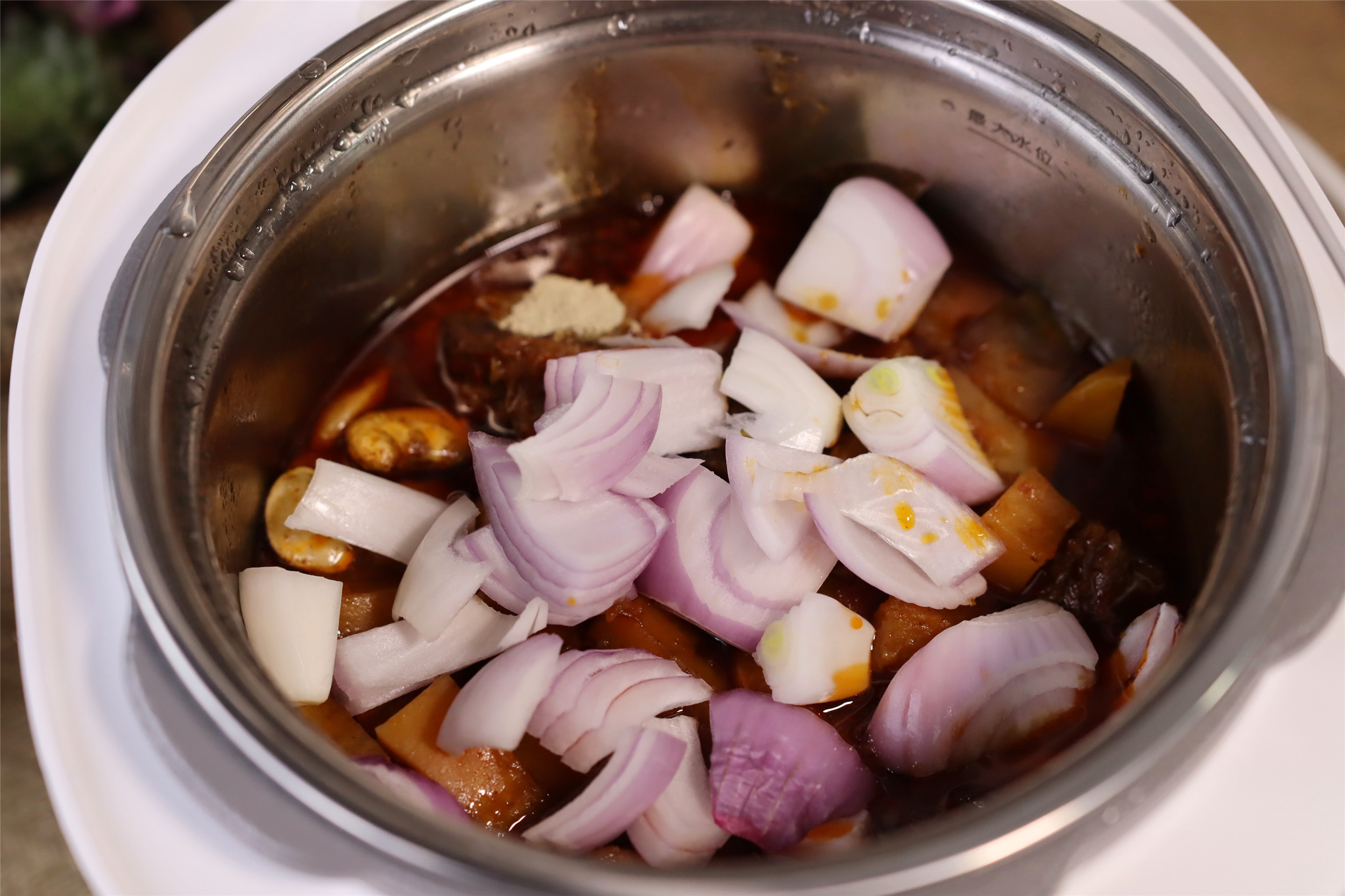 做牛肉炖土豆怎么个配料法,土豆炖牛肉是用牛腩还是牛肉