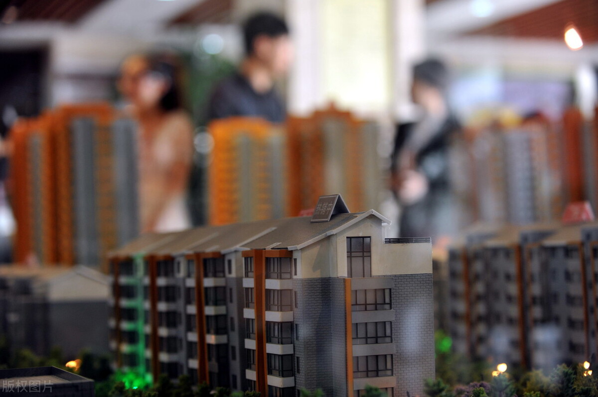 房地产行业赚钱变难，开发商开始“跑路”，刚需该怎么办？