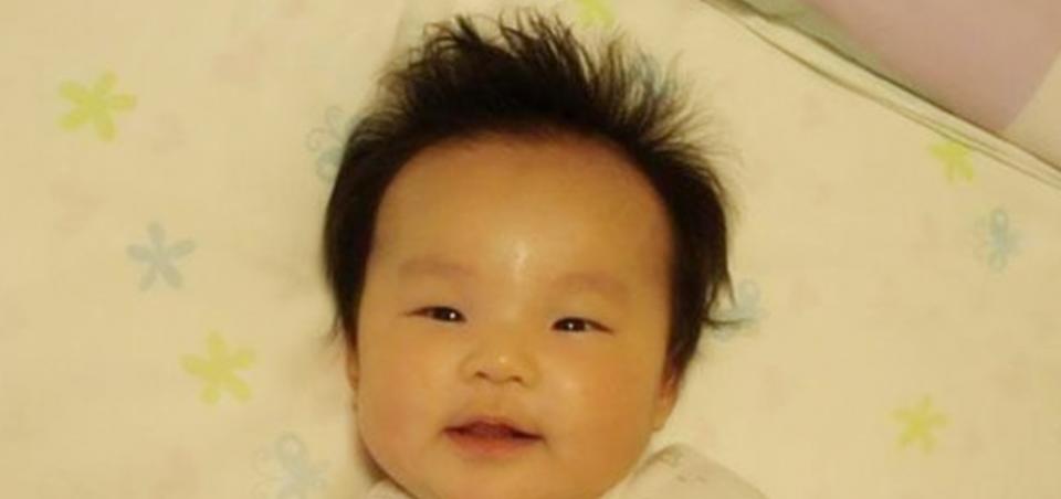 小宝宝头发“竖着长”，像极了“*债讨**鬼”，父母可有罪受了