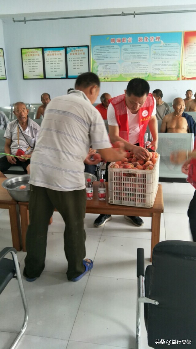 鲜桃送老人大禹公益联盟联合果乐坊看望禹州三个敬老院老人