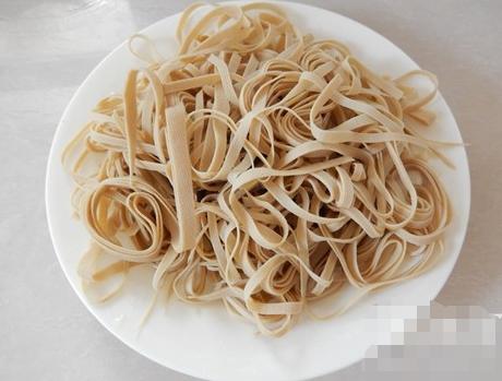 煮面条水开后冷水下锅还是热水,煮面条水开了煮几分钟