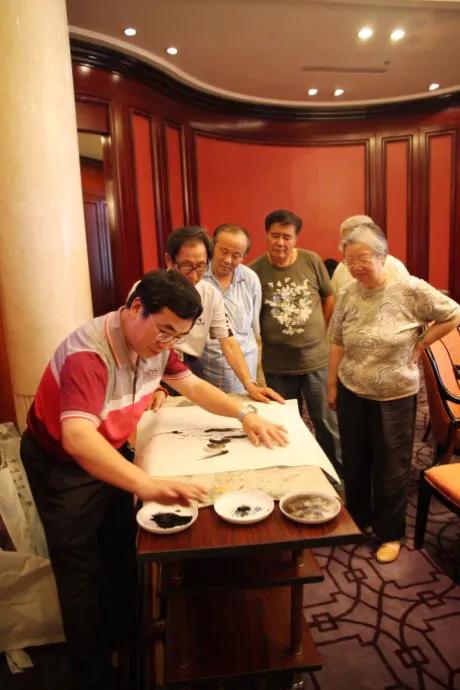 掌上乾坤指间生花世界级艺术家-贾同辉的“指墨”风釆