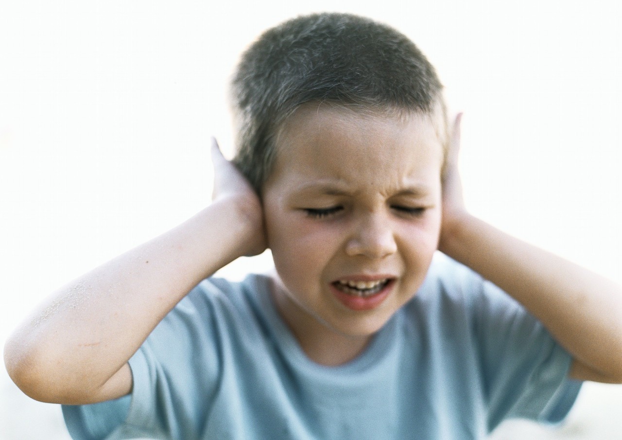 宝宝哭闹老是用手抓耳朵是怎么了,七个多月宝宝老是抓耳朵怎么回事