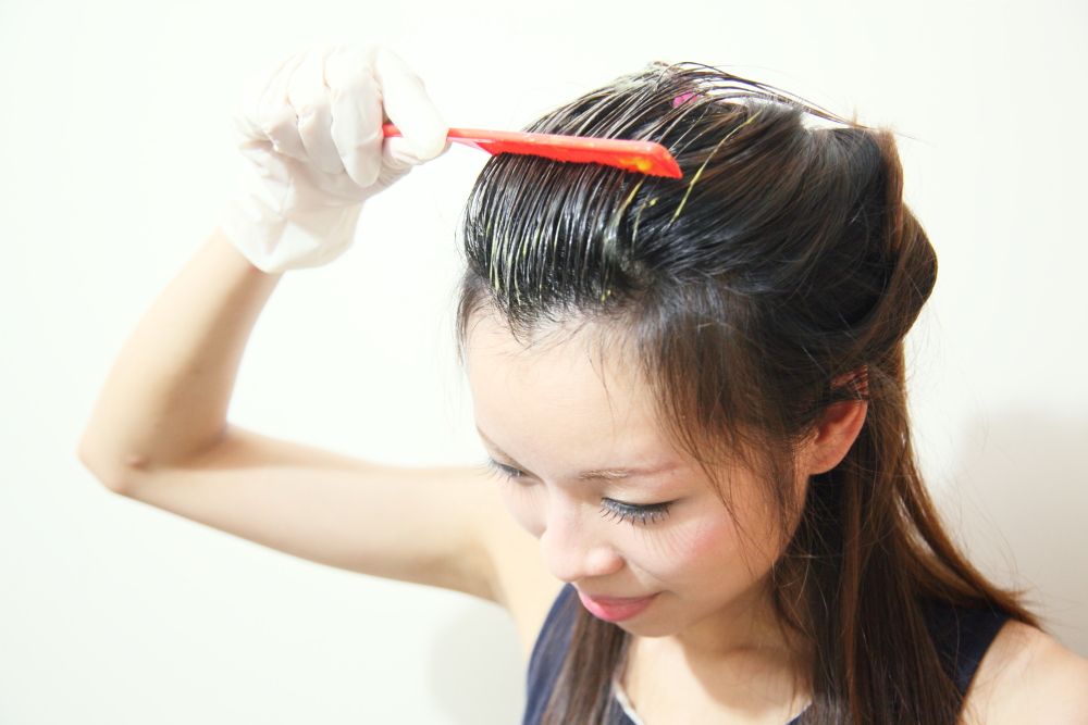 自己染发和理发店染的哪个伤头发,自己染发和去外面染有什么区别