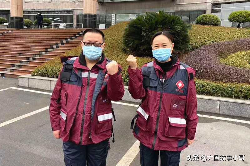 “三八”节，女儿想看抗疫一线妈妈笑脸，被爸爸用张旧照“欺骗”