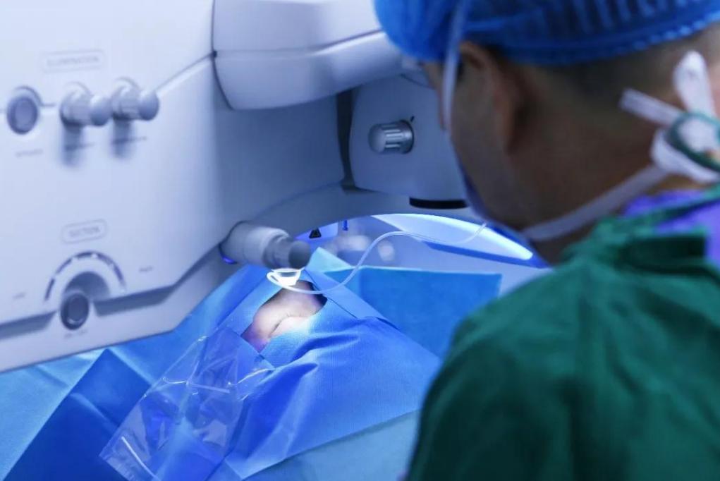 近视手术常见后遗症真相原来如此,近视手术后你后悔了吗