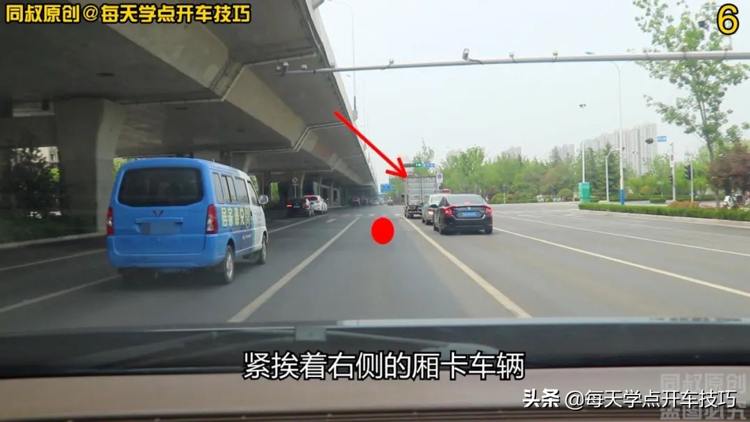 路口绿灯闪烁如何判断该停该过,路口绿灯过线中途变黄灯了停哪里