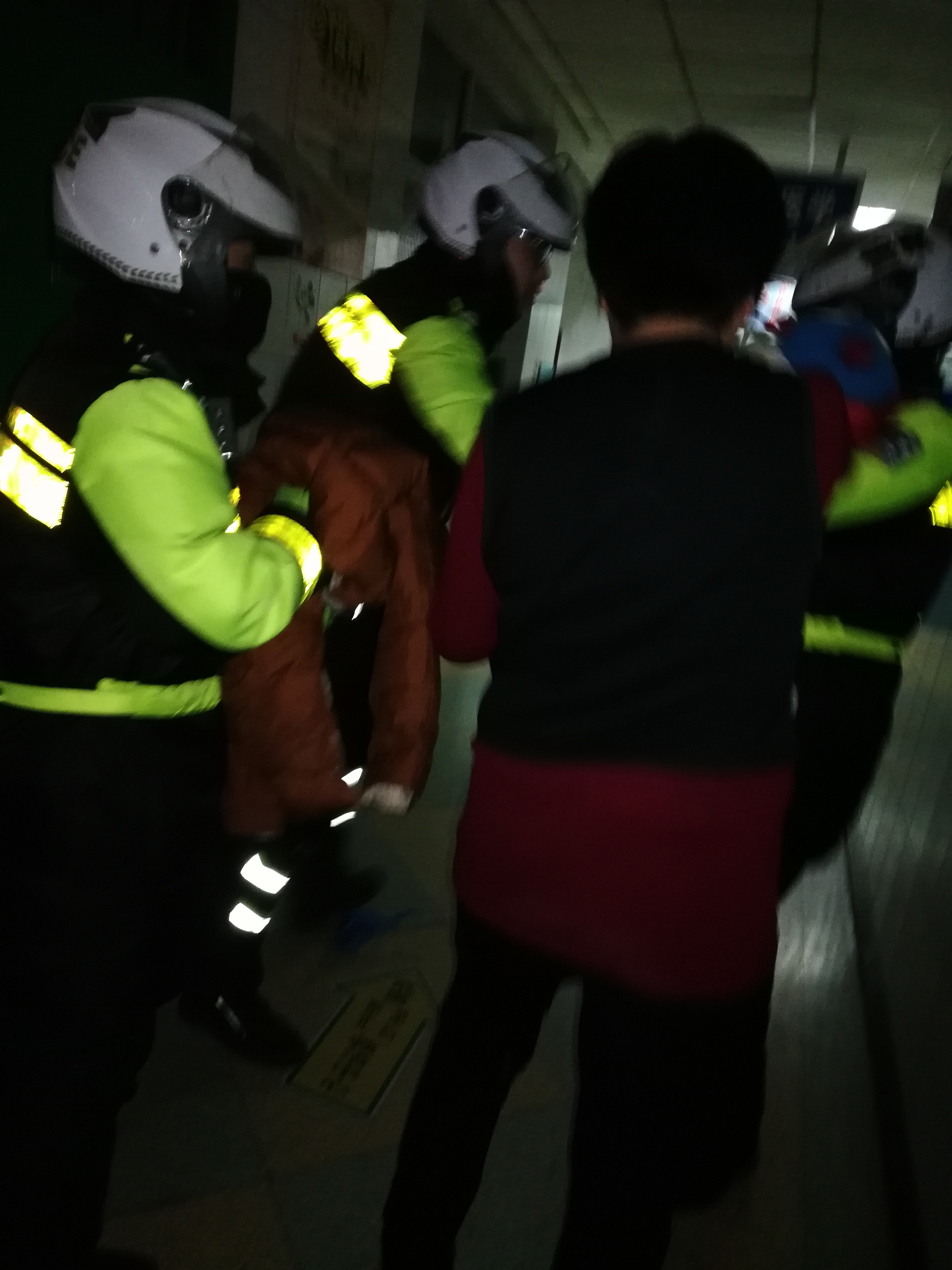 宝宝误咬舌头出血,暖心交警接过受伤儿童狂奔向医院