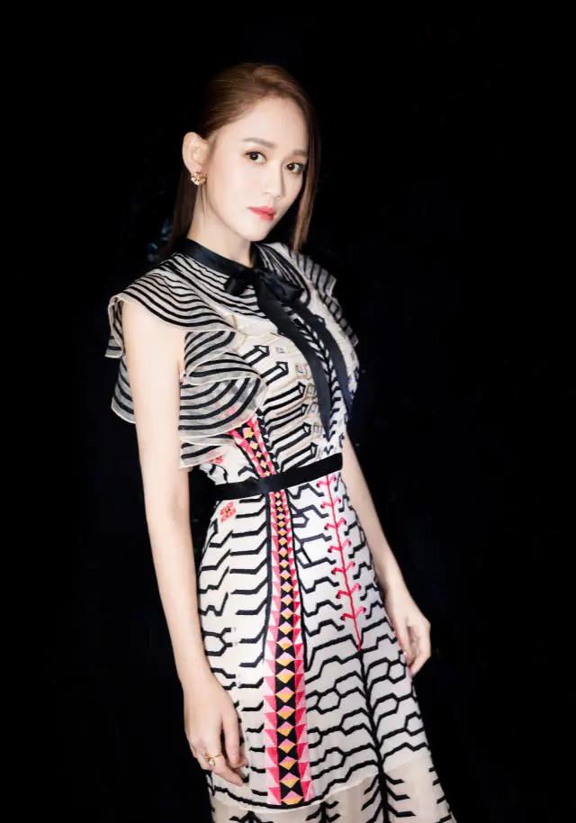 陈乔恩美到极致,陈乔恩蕾丝裙子