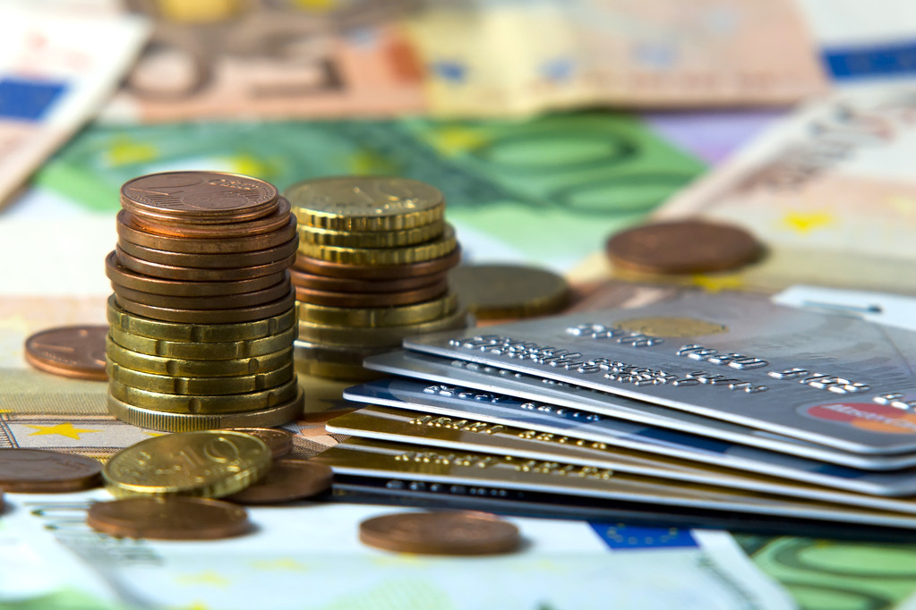 一家银行的2张信用卡额度共享吗,一家银行多张信用卡额度共享还款