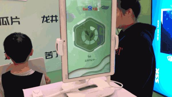 百度在上海再开快闪店！能和机器玩变脸，还能给自己做表情包！