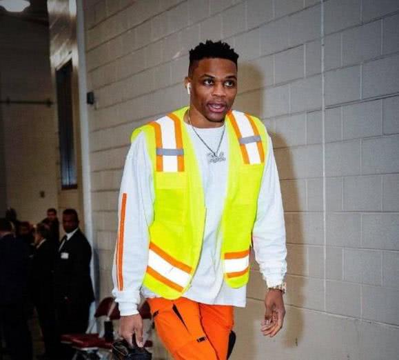 威少穿羽绒服,威少离谱穿搭