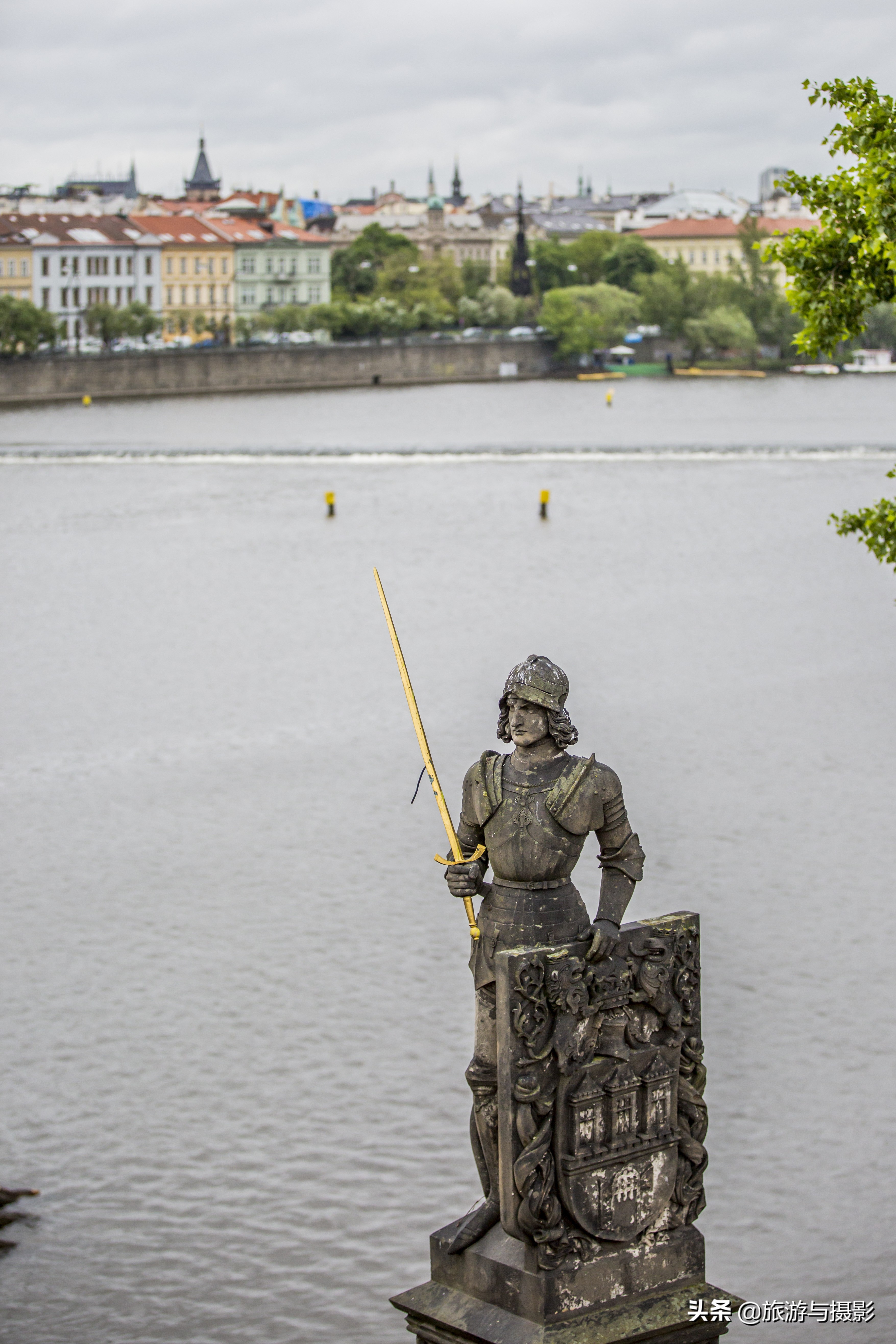 查理大桥雕塑作品介绍 (查理大桥的雕塑)