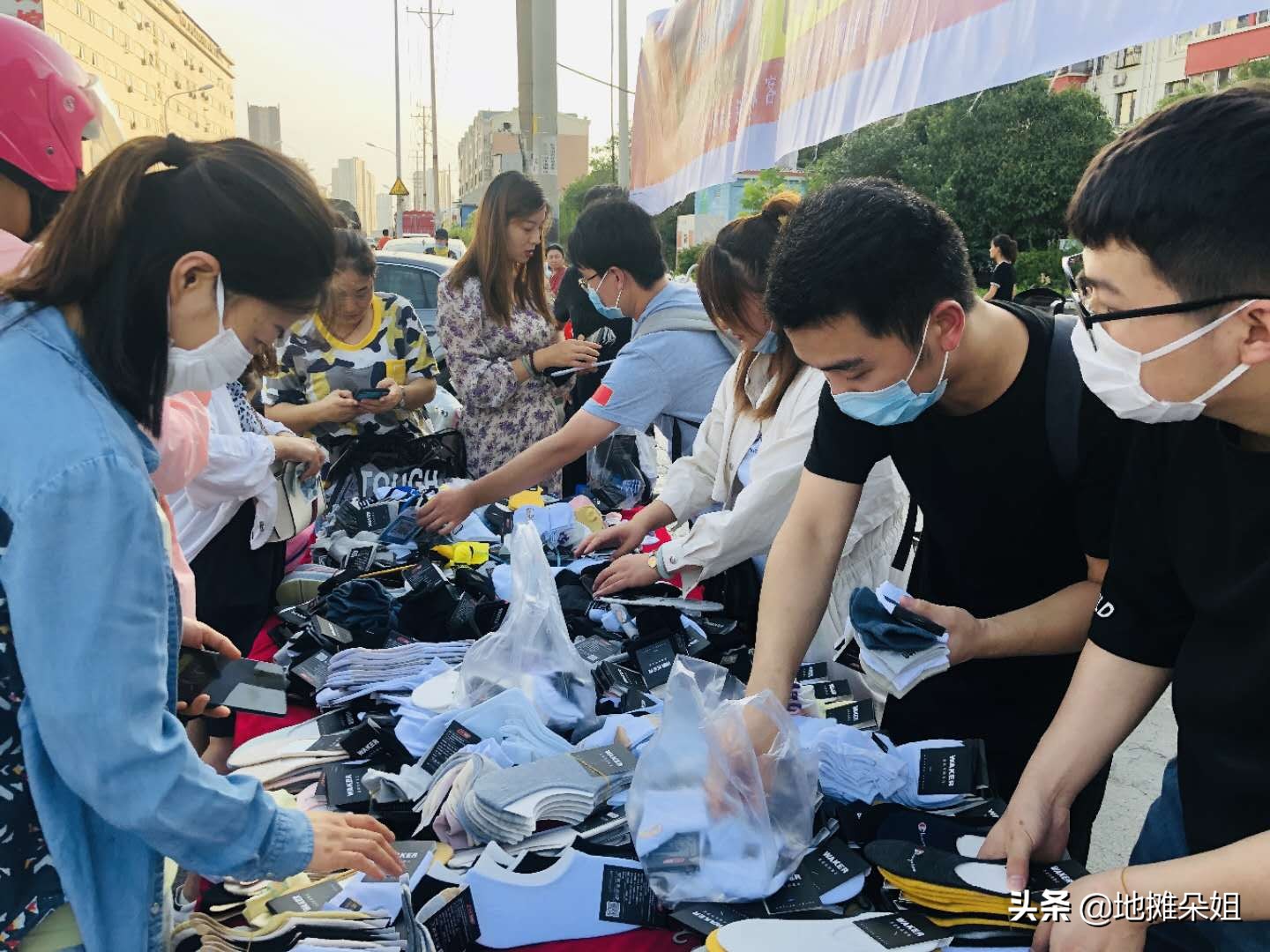 冬季摆地摊卖袜子赚钱的方法,摆地摊卖袜子和卖洗衣粉哪个好