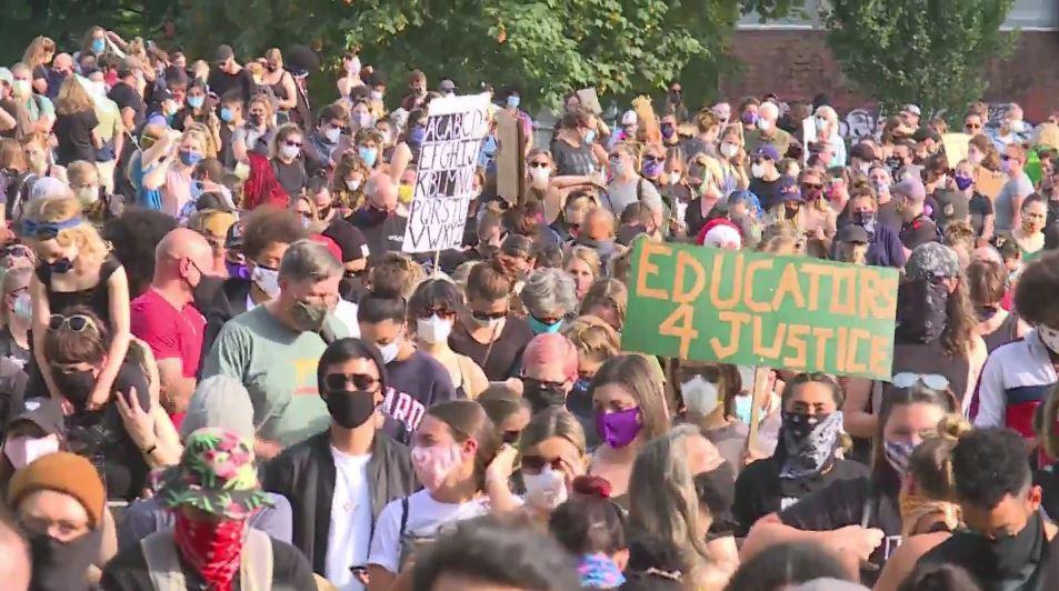 美国“夜之女神”衣不蔽体走在街上做瑜伽*威示**,一群警察望而却步