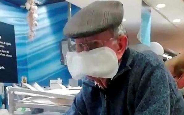 英国大爷用卫生巾当口罩,逛超市众人围观,你大爷还真是你大爷