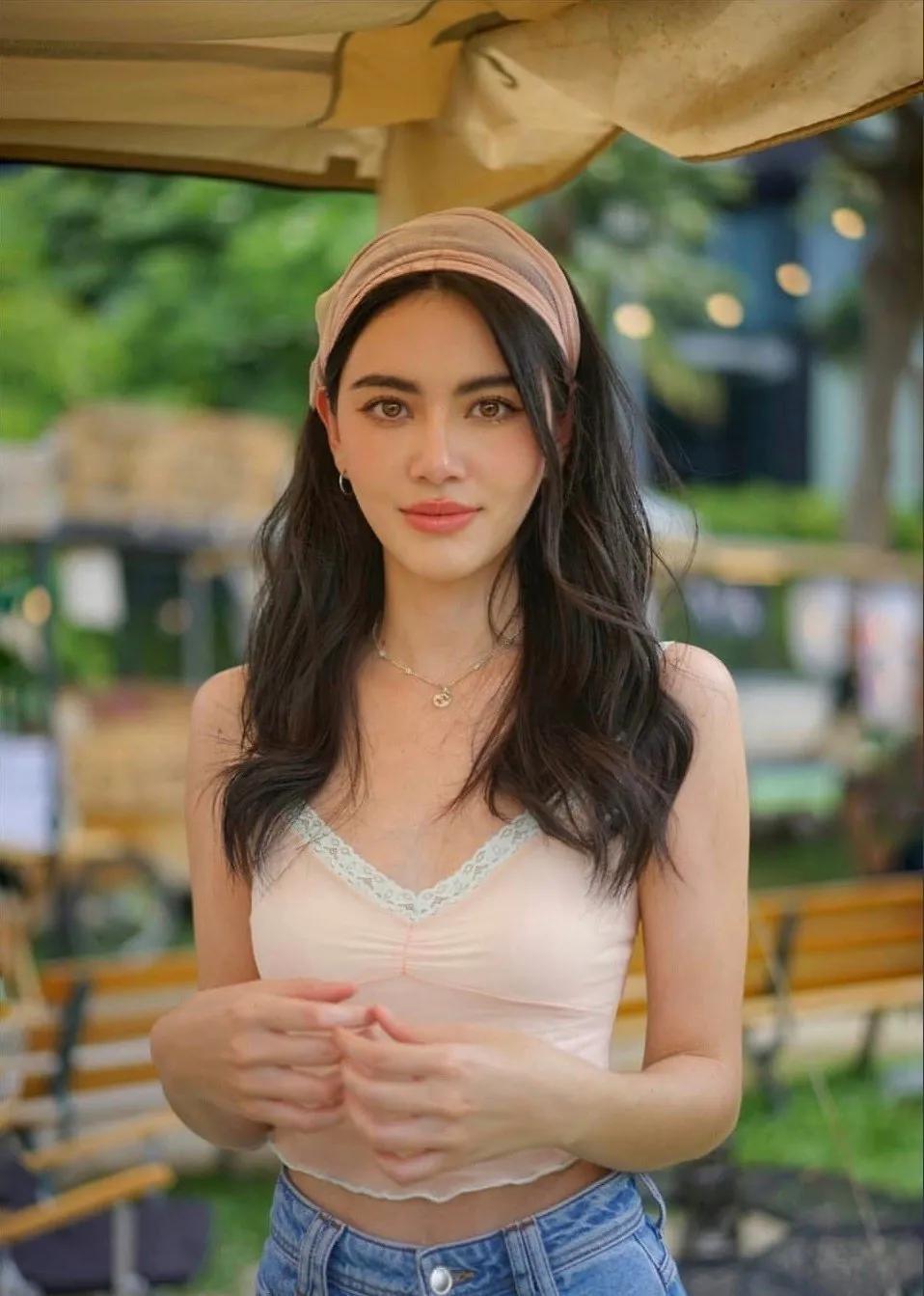 杨幂穿蕾丝大秀时尚身材,杨幂穿蓝色套裙现身狂秀竹竿腿