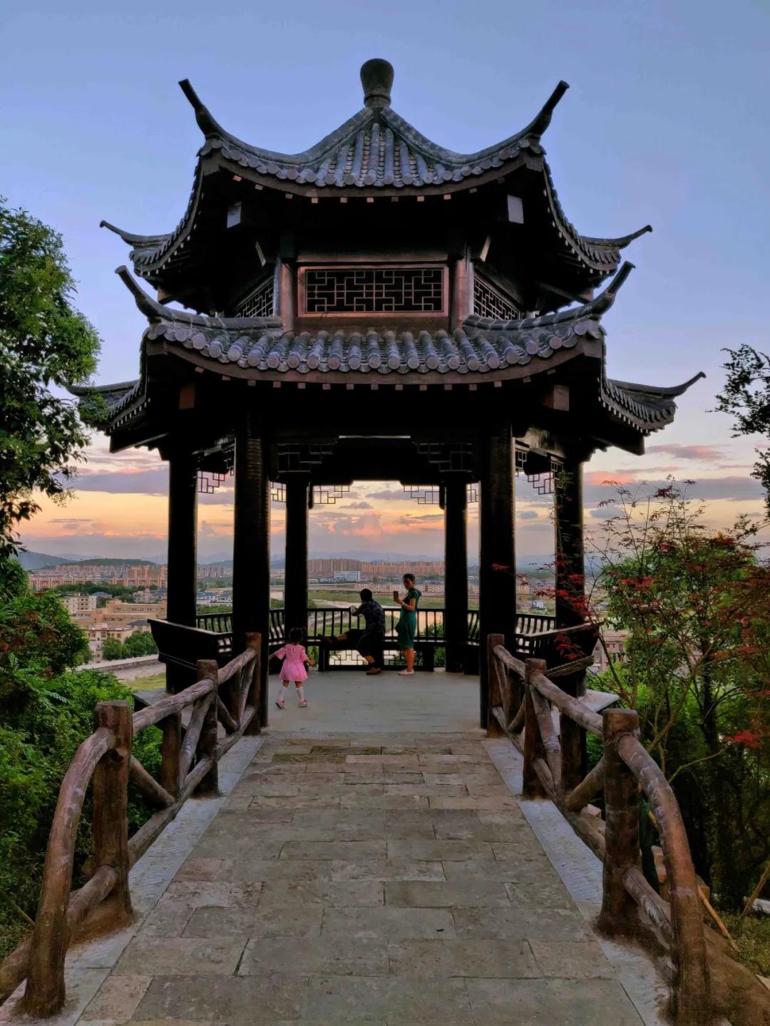 免摊位费免保证金免服务费...瓶窑老街喊你一起“全民练摊”！摆摊摆得好，100万资金和10间商铺，奖给你！