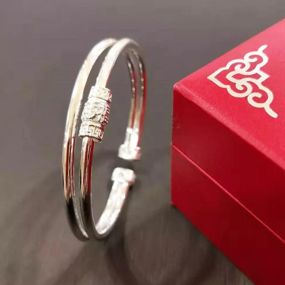 银饰和黄金首饰哪个戴上好看,穿金又戴银下一句