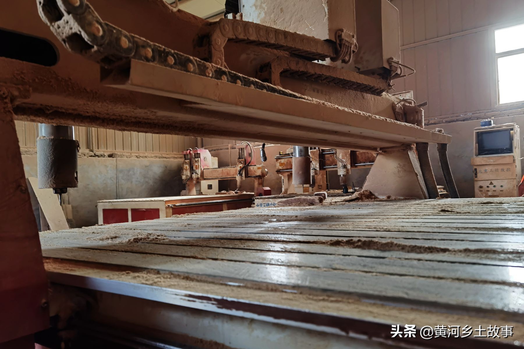 山西农民自制棺材,山西农民大哥做棺材