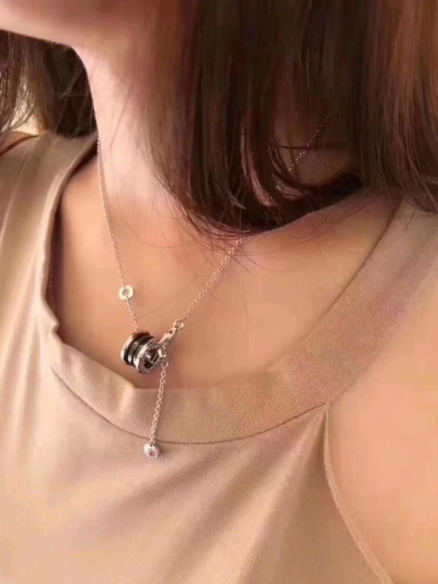 一个女人必备的长项链,什么项链百搭又很少人戴