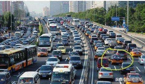 新手拥堵路段变道技巧,拥堵道路如何并线