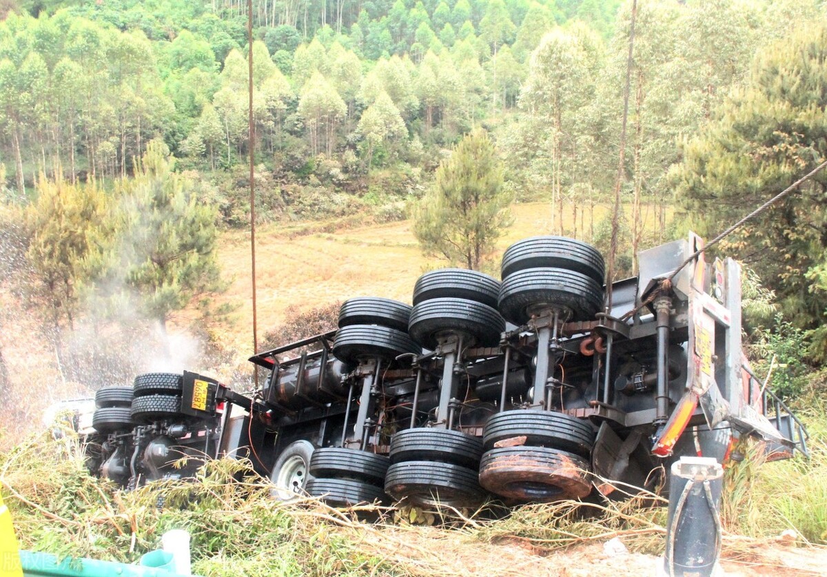 一位老哥在化工厂被氢氟酸弄到了,很多人关心