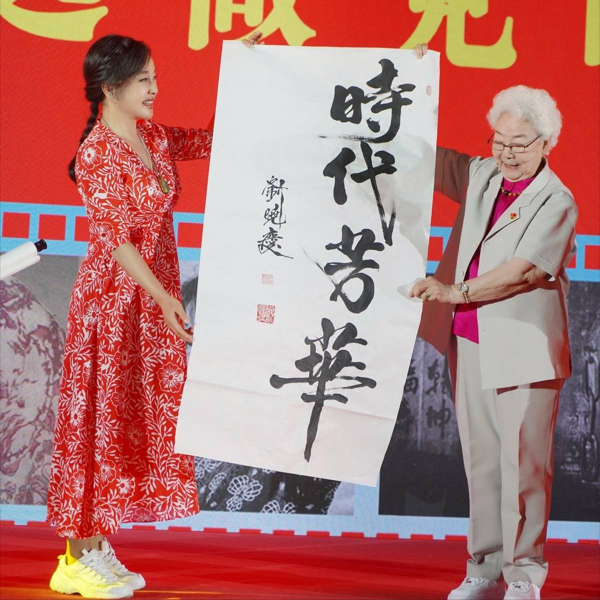 刘晓庆一手戴一个翡翠手镯,刘晓庆办书法展究竟是为了什么