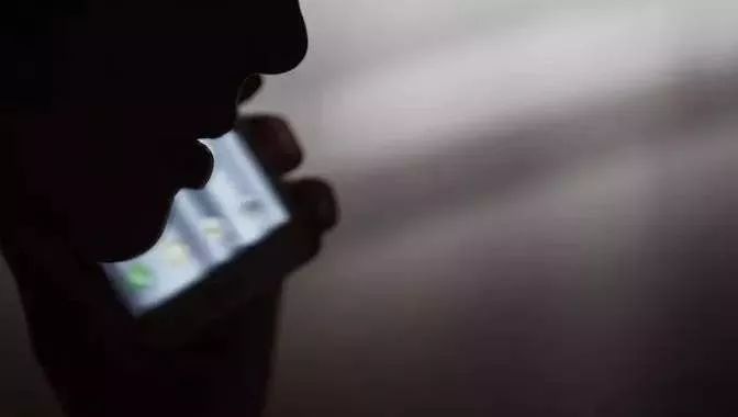 43岁网恋年轻男友被骗48万,53男子8年交往20多名女友骗近700万