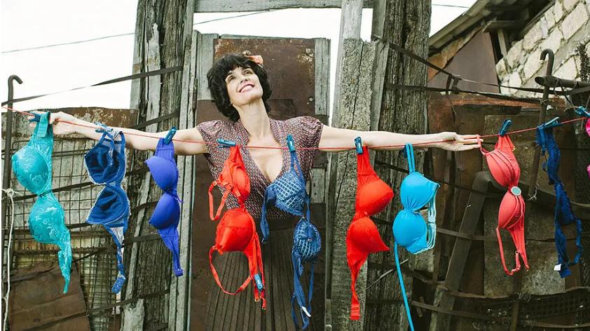 《文胸奇缘》：火车司机拿着文胸到处寻找失主，这影片太不正经了