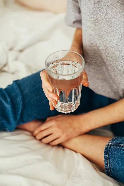 喝水比护肤品重要吗,喝水和敷面膜有什么区别