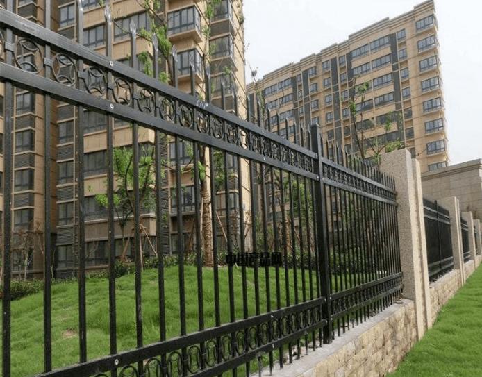 锌钢护栏围墙护栏报价,围墙护栏价格怎么算