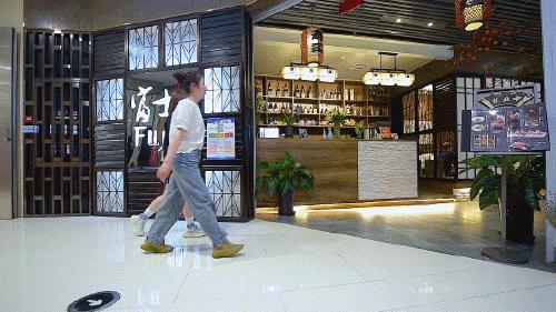 徐州张柏芝一秒到日本?其实正在吃日料,和服免费穿,过足cos瘾