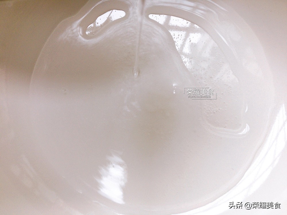 吃菠萝用盐水的正确方法,菠萝咕咾肉的菠萝要用盐水泡吗