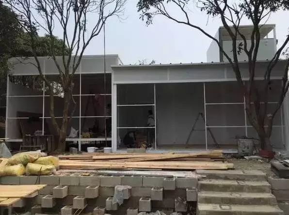 深山老林自建豪华木屋隐居生活,90后小情侣隐居深山建别墅仅花6万