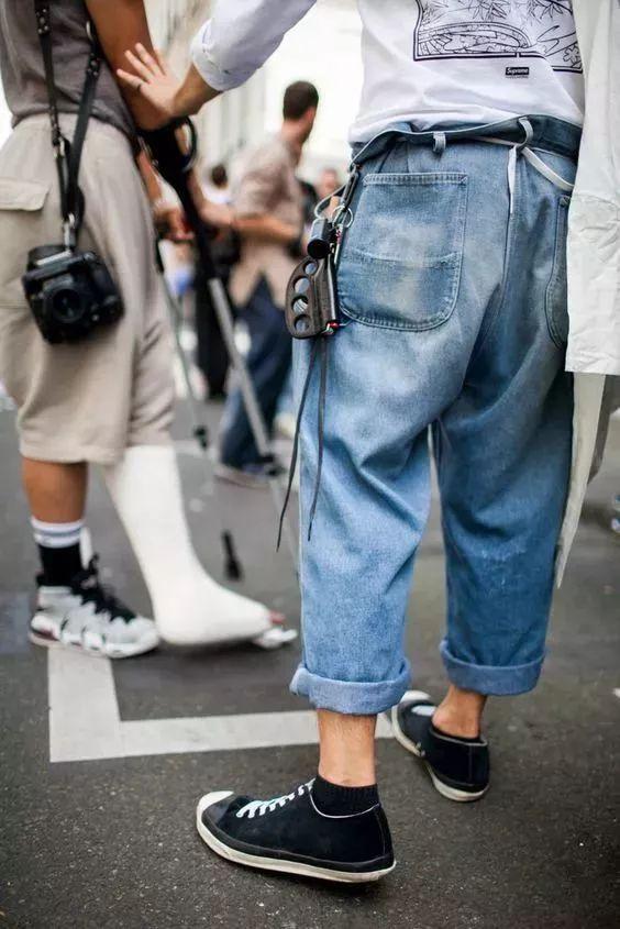 微喇叭牛仔裤适合腿粗的人穿吗,腿粗适合穿紧身牛仔裤吗