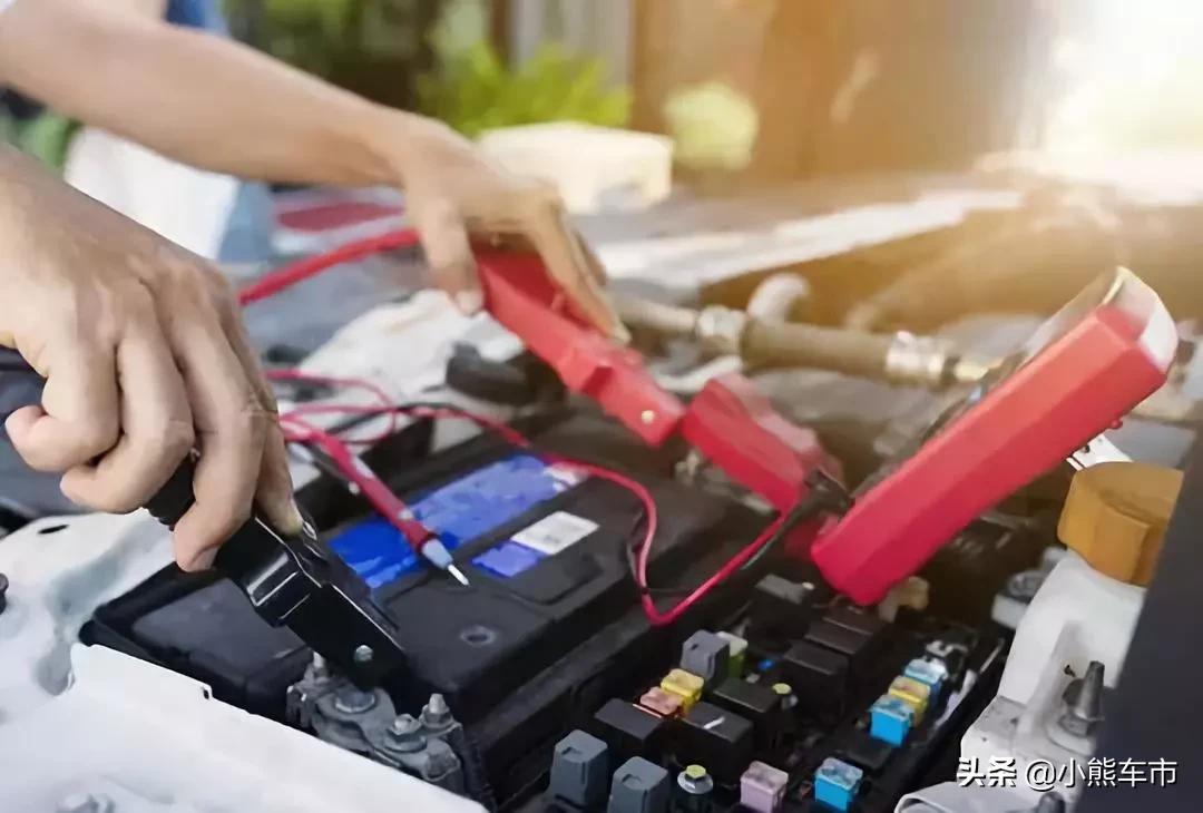 汽车电瓶没电了怎么去救援,汽车电瓶没电了拖车能拖着吗