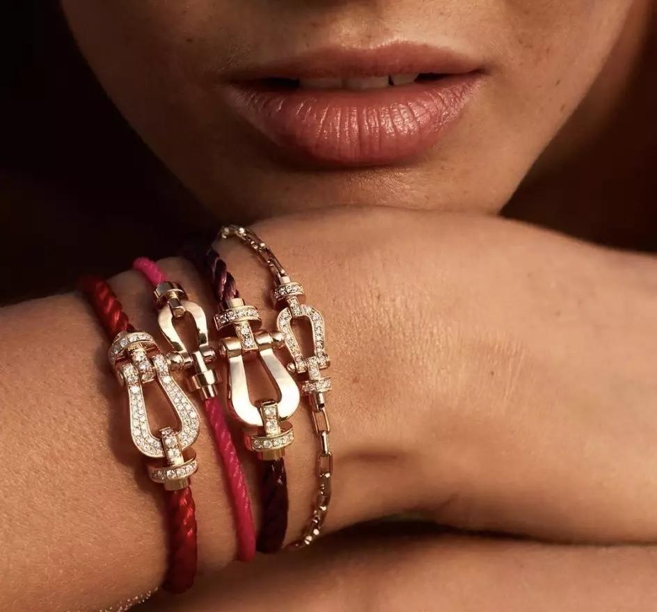 适合年轻人戴的黄金项链转运,如何佩戴适合自己的首饰转运