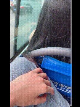 涂口红可以喝水吗,妹子涂唇技巧