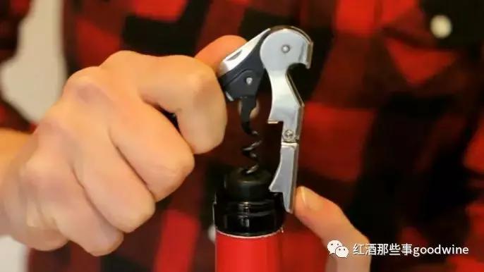 没有开瓶器怎么把红酒打开,怎么优雅的开红酒瓶盖