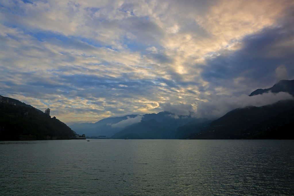 朝辞白帝彩云间中的白帝是指什么,朝辞白帝彩云间中提到的白帝