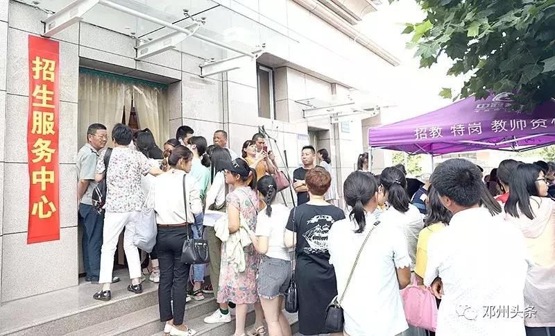 邓州一大波中学毕业生在这里排出“十米长龙”