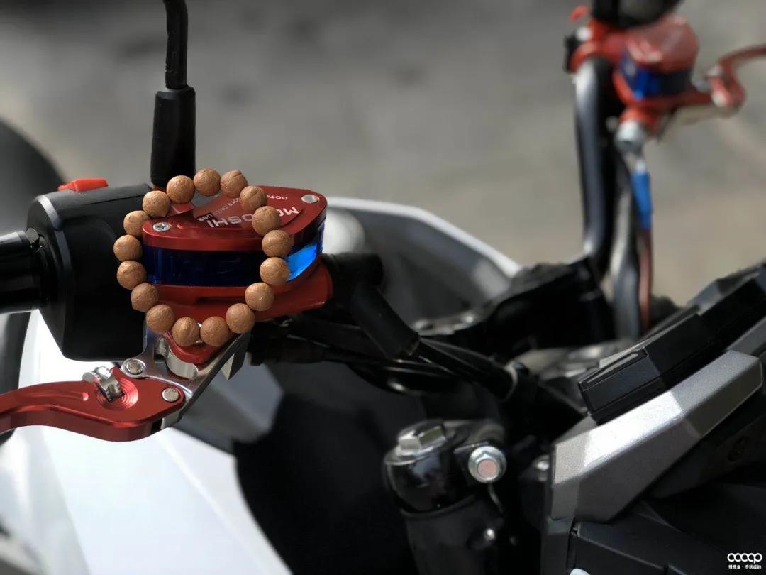 短发超飒小姐姐，玩串儿不贵也精致，骑起车来，帅翻天