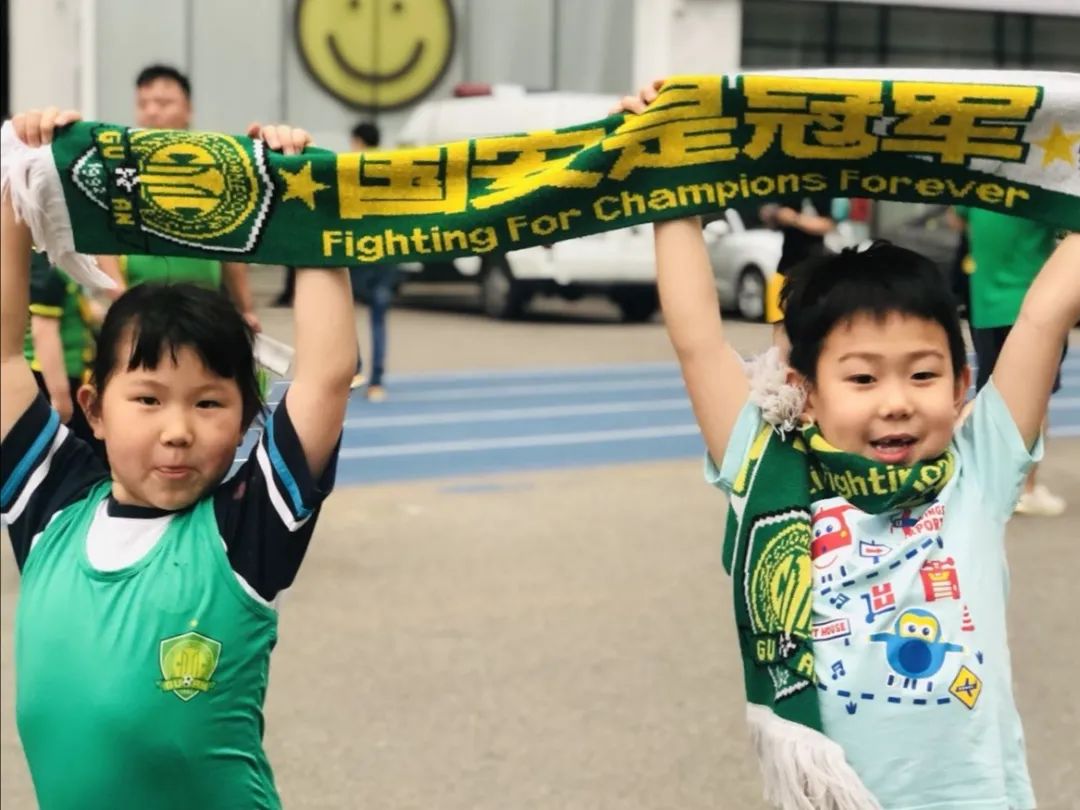 院子里踢足球,胡同踢毽