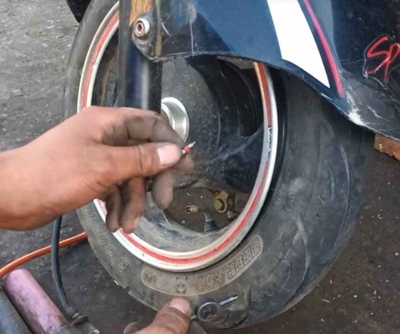 电动车真空胎气嘴根部漏气怎么办,电动车真空胎加了自补液还是漏气