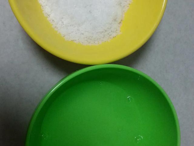 现在腌咸鸭蛋最合适，3步搞定，半个月就能吃，个个金黄起沙流油